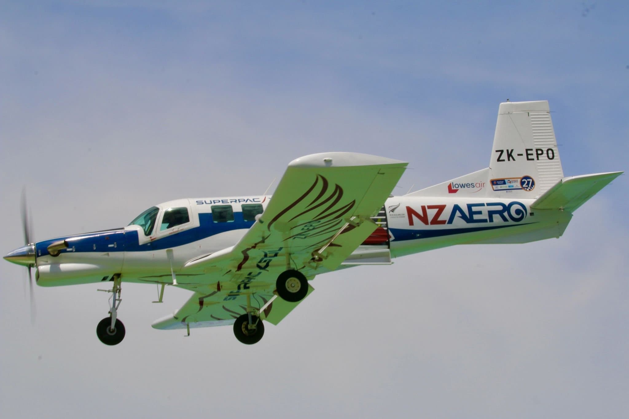 ZK-EPO im Vorbeiflug mit ausgefahrenem Fahrwerk