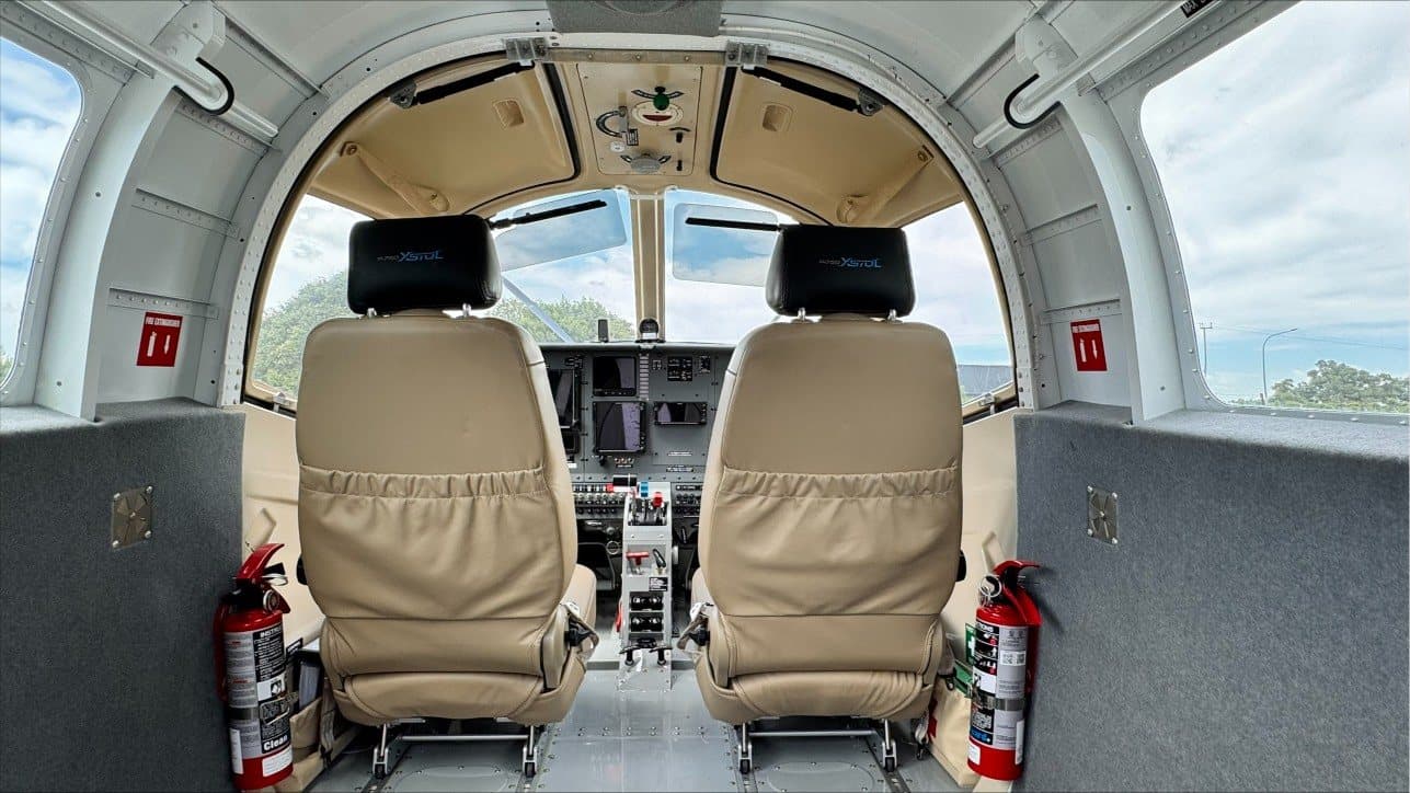Kabine mit Blick nach vorn zu den Pilotensitzen