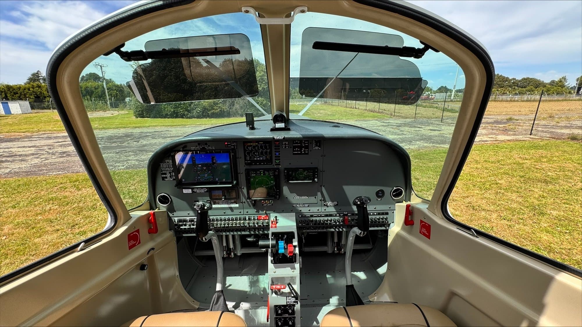 Cockpit und Garmin-Panel durch die offene Kabine