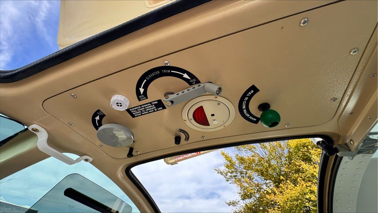 Deckenpanel mit Höhenrudertrimmung